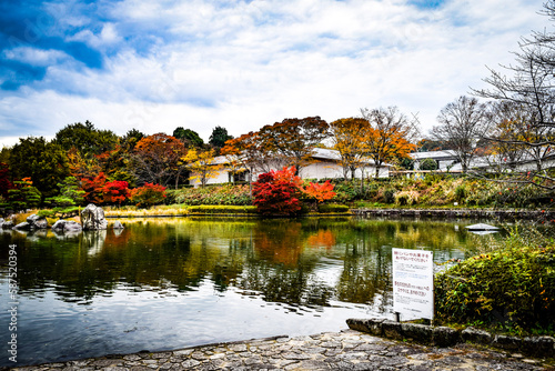 びわこ文化公園の風景と紅葉
