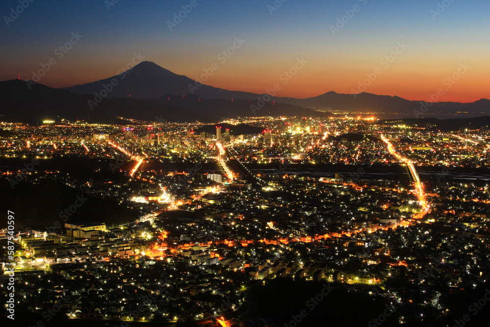 朝鮮岩から見た静岡市の街並みと富士山 StockFoto Adobe Stock