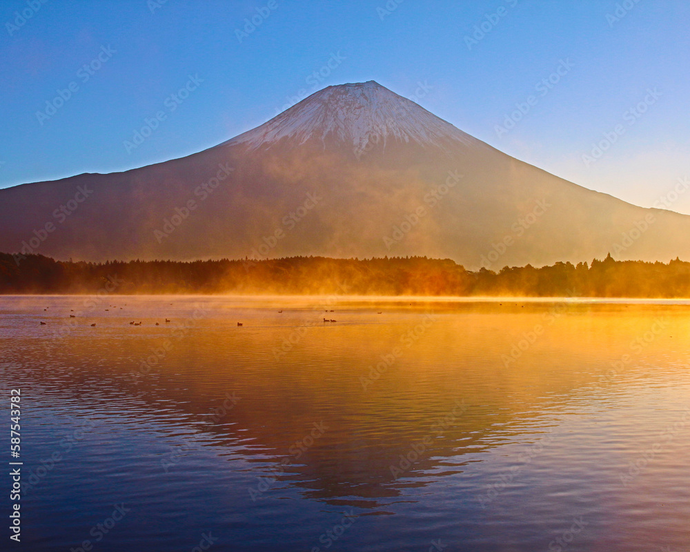 富士宮市　田貫湖と富士山