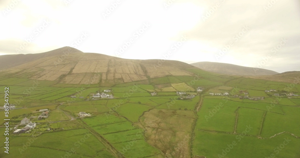 Naklejka premium Idyllic view of landscape against cloudy sky