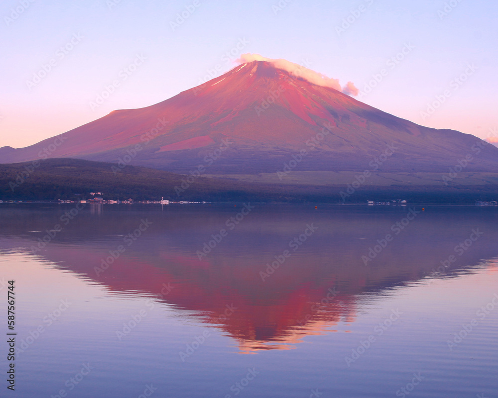 山中湖から見た赤富士