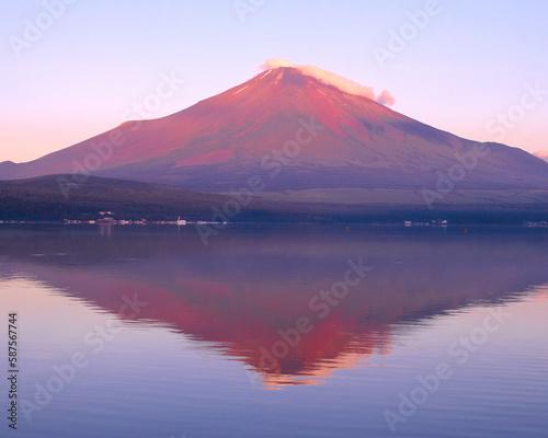 山中湖から見た赤富士