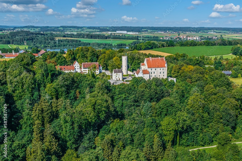 Die Mindelburg, Wahrzeichen von Mindelheim im Unterallgäu im Luftbild
