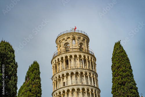 Fototapeta krzywa wieża w pizie piękne budynki samochody włochy osiedle okolica piza rzym