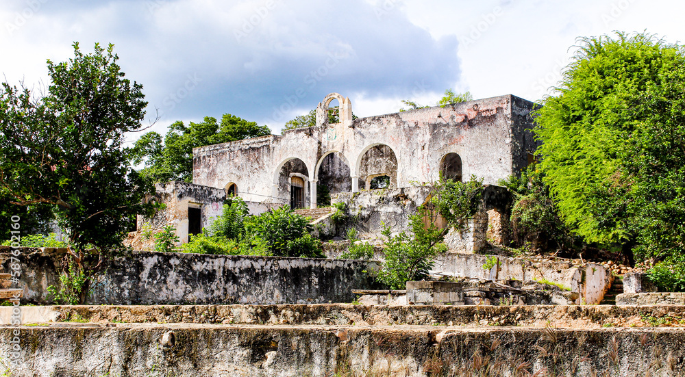 ruinas de una hacienda  en algún pueblo de Campeche (México)