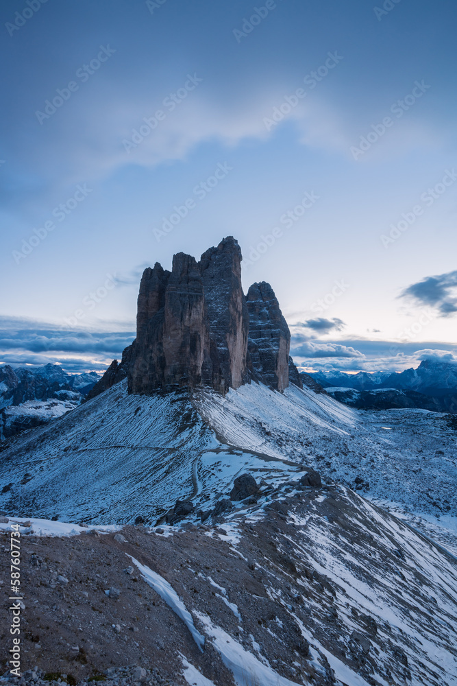 Drei Zinnen in den Dolomiten im Herbst mit Schnee zum Sonnenuntergang bei blauem Himmel und kalten Temperaturen.