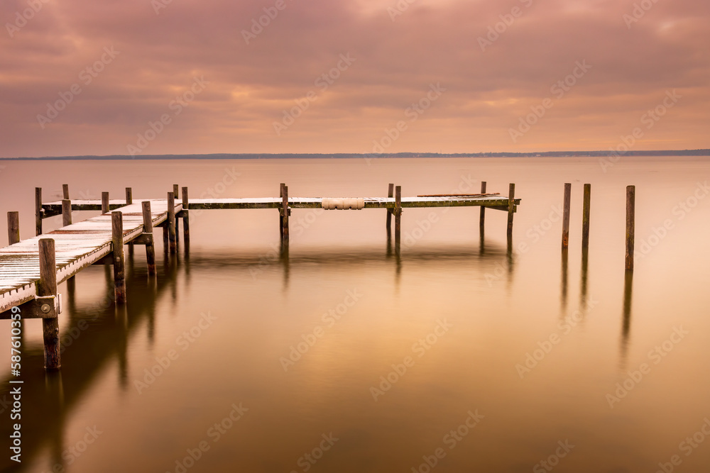 Steg am Steinhuder Meer schneebedeckt im Abendrot