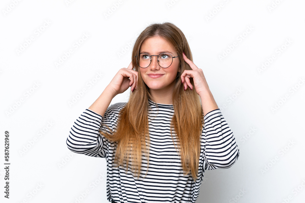Young caucasian woman isolated on white background having doubts and thinking