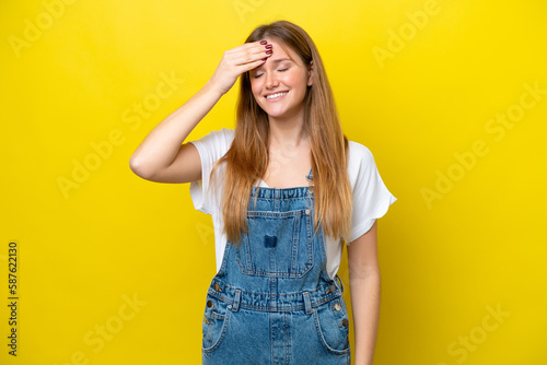 Young caucasian woman isolated on yellow background has realized something and intending the solution