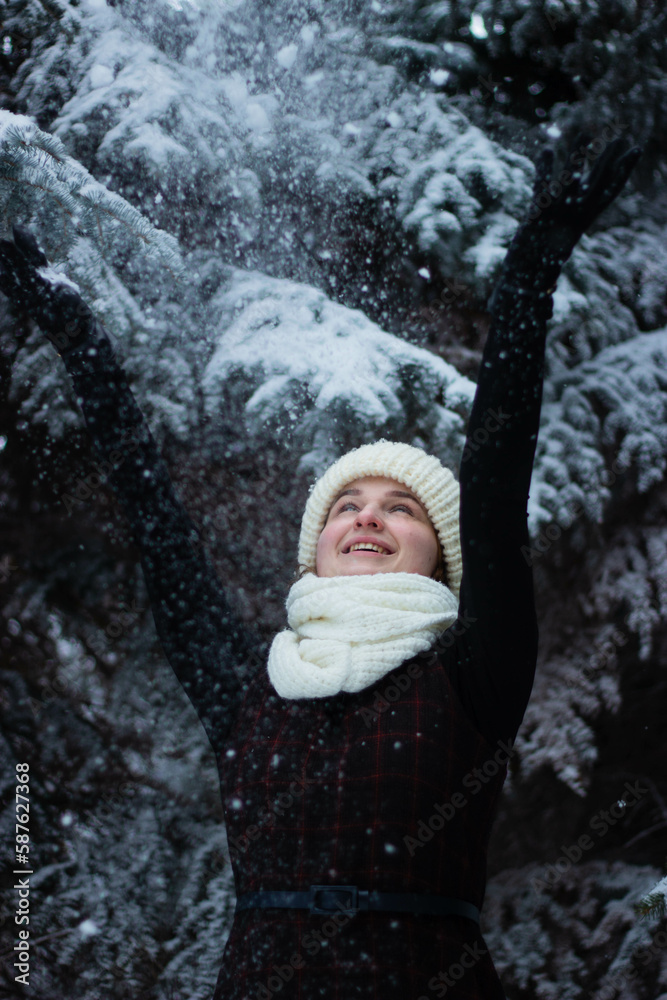 Obraz premium child in winter forest