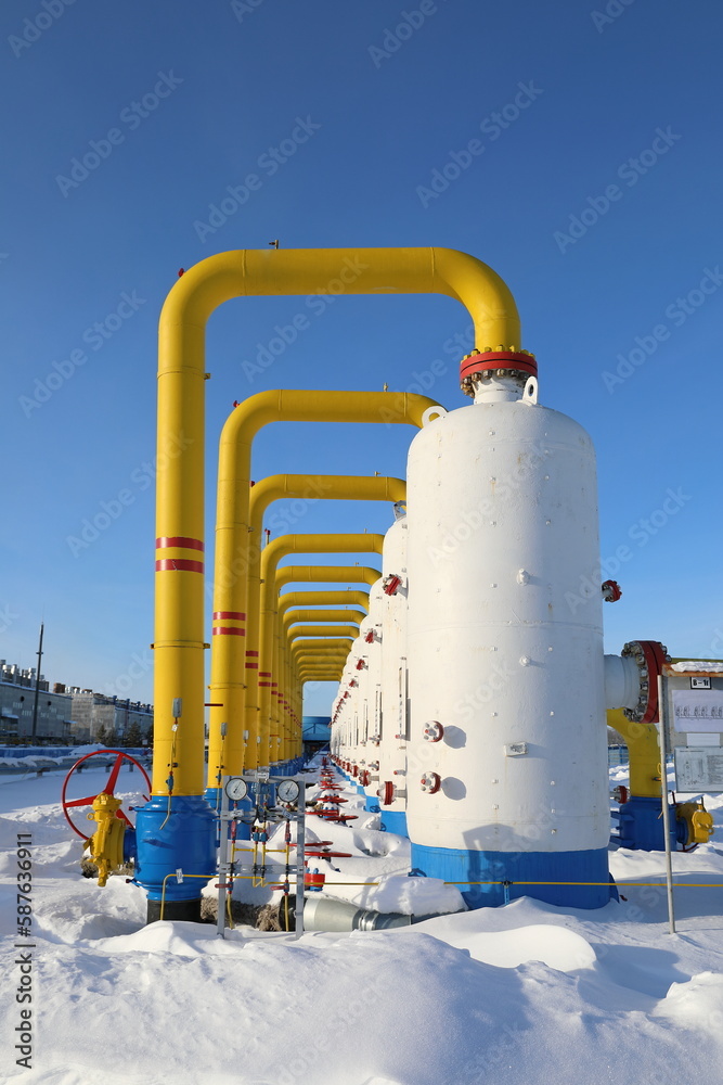 Obraz premium Gas compressor station on a sunny winter day in Western Siberia