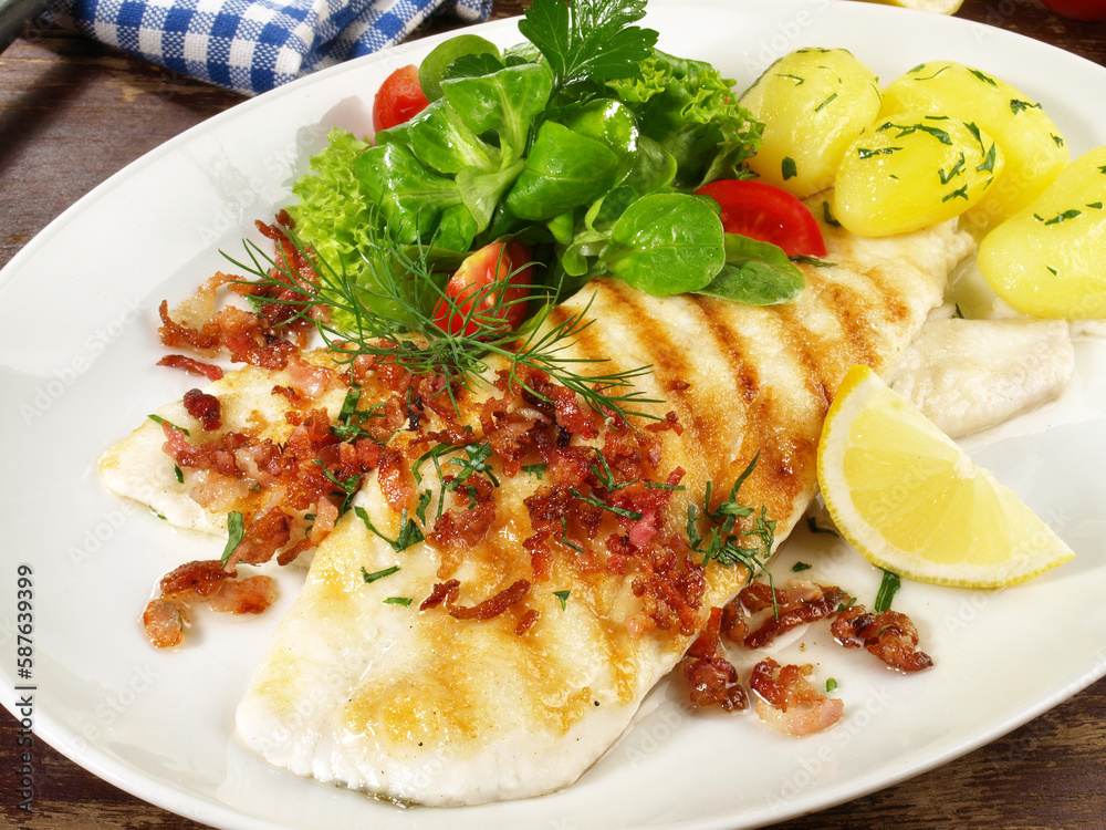 Schollenfilets mit Speck und Kartoffeln Stock Photo | Adobe Stock