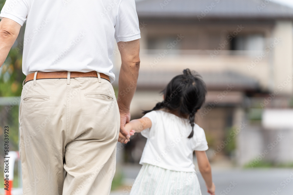 Obraz premium 祖父と孫（家族・ファミリー・育児・子育て）