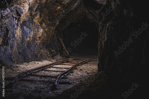Tory kolejowe w kopalni.