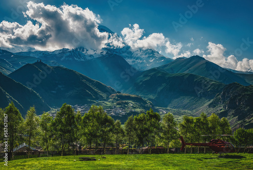 Widok na Kazbek podczas zachodu słońca. photo