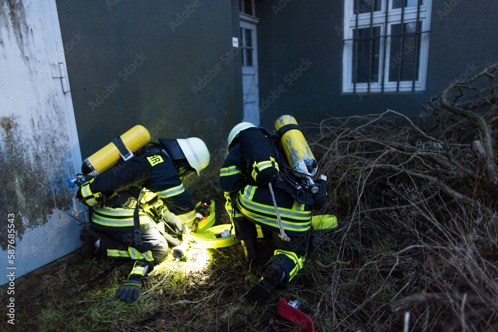 Atemschutzgeräteträger der Feuerwehr bei einer Übung