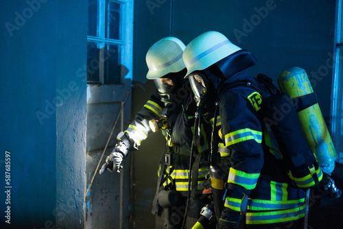 Atemschutzgeräteträger der Feuerwehr bei einer Übung photo