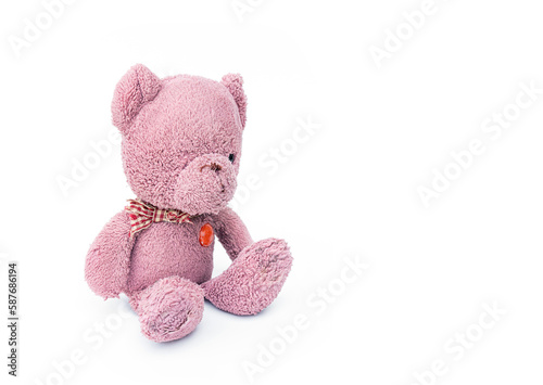 Foto A broken and shabby old pink teddy bear isolated on white background and copy space