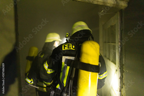 Atemschutzgeräteträger der Feuerwehr bei einer Übung photo