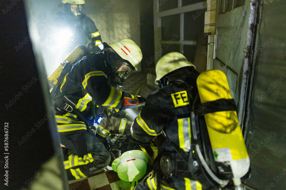 Feuerwehrleute bergen Kameraden während einer Übung Feuerwehrleute bergen Kameraden während einer Übung