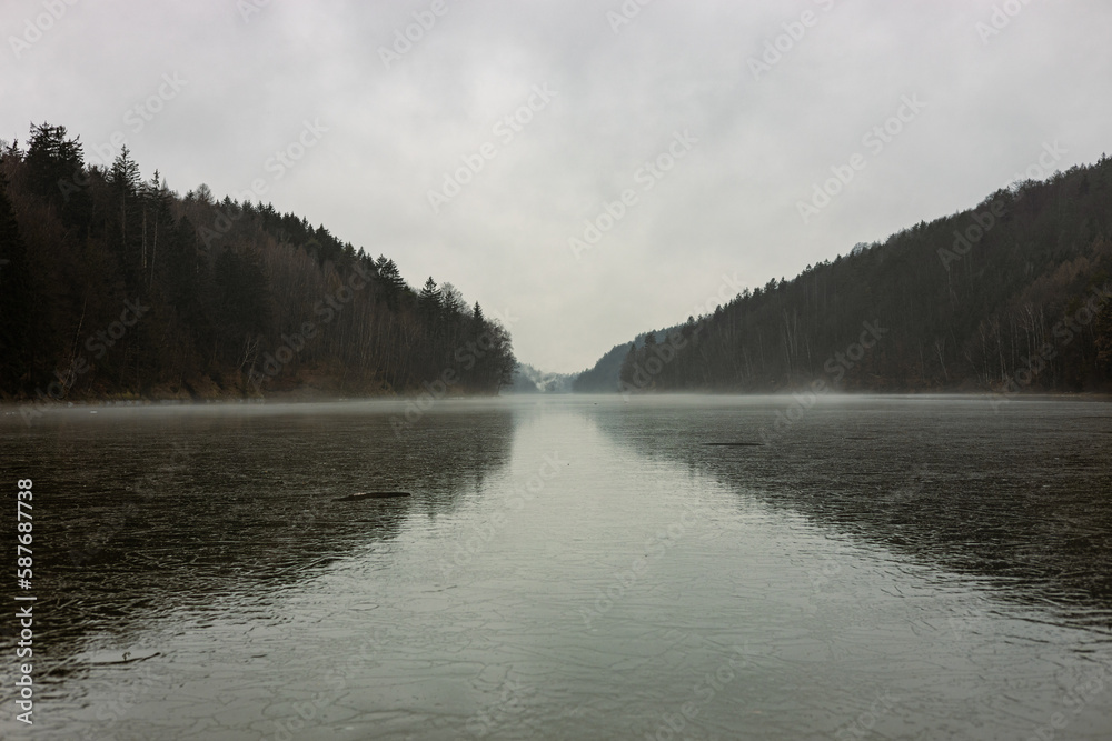 Fototapeta premium Polska: Dolnyśląsk - Jezioro pokryte pękającym lodem nad ranem