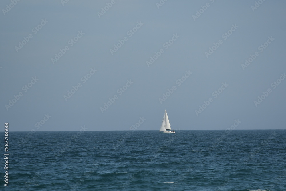 un petit voilier dans la mer