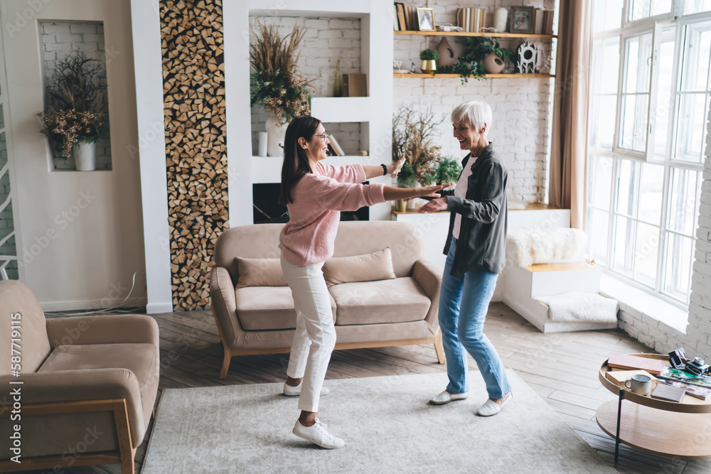Obraz premium Diverse women dancing in living room