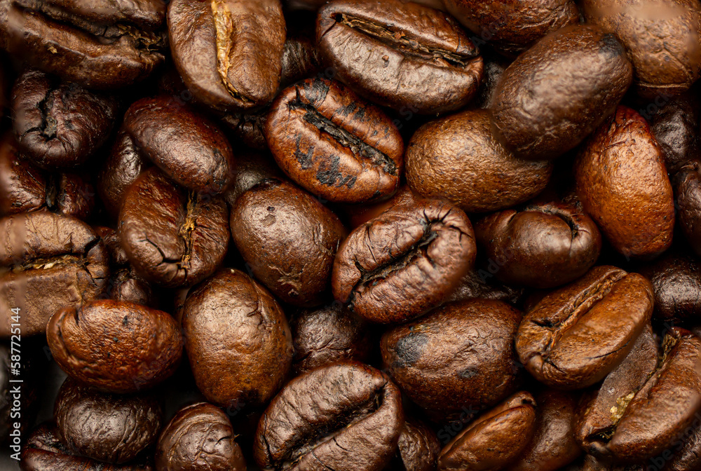 Naklejka premium Espresso roasted coffee beans isolated in black background close up