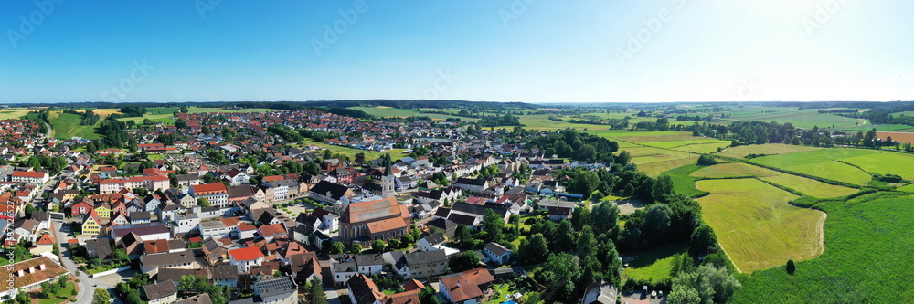 Fototapeta premium Luftbild von Frontenhausen ein Markt im niederbayerischen Landkreis Dingolfing-Landau