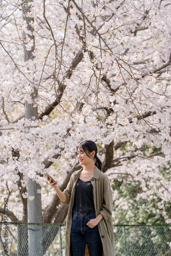 桜の木の下で女性ポートレート９