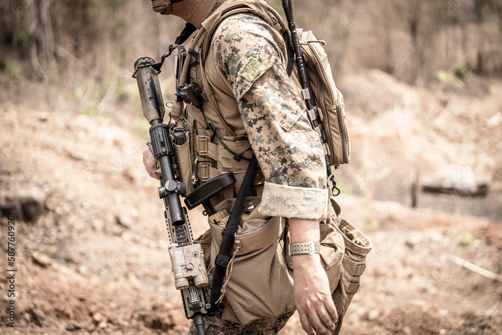 Obraz premium US marines in the mountains during the military operation