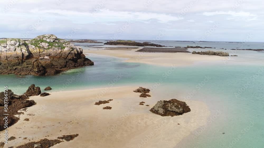 Les îles Chausey, au large de Granville. Les îles Chausey, au large de Granville.