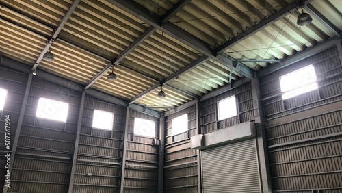 古い工場の天井イメージ