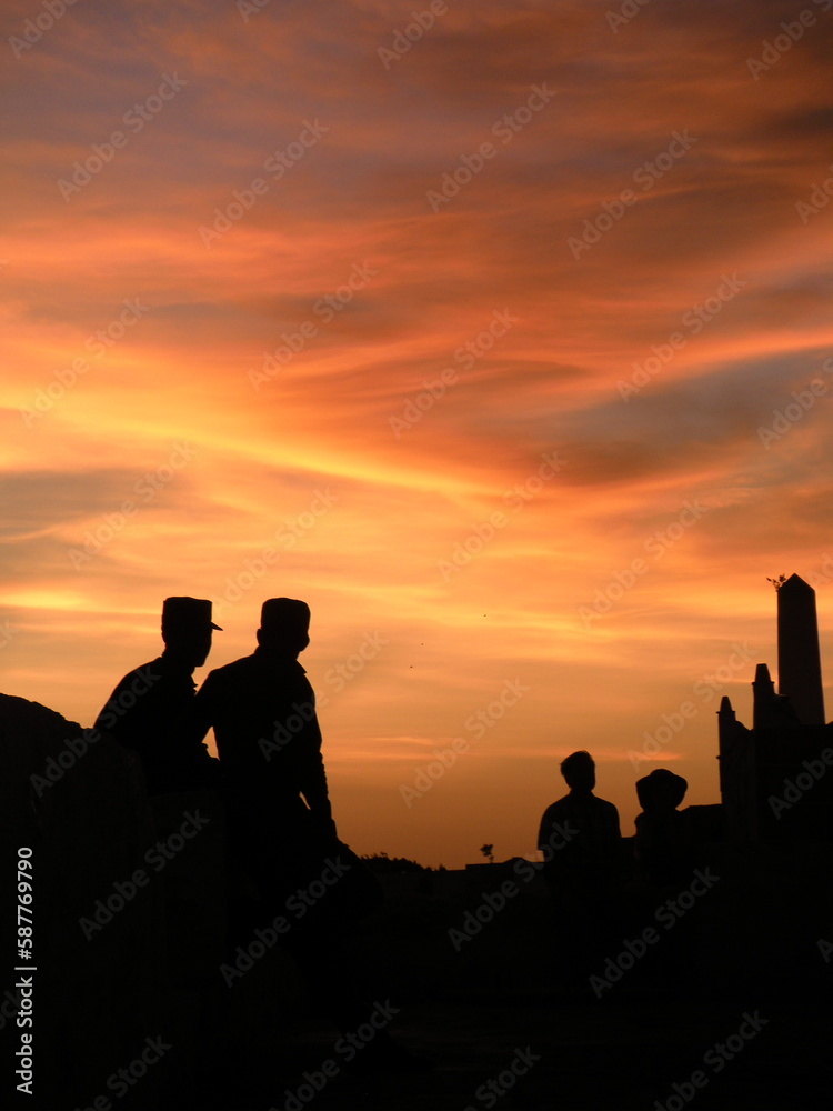 Fototapeta premium Siluetas de soldados en Cuba