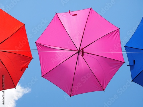 paraguas rosa fucsia abierto colgando en un d  a soleado