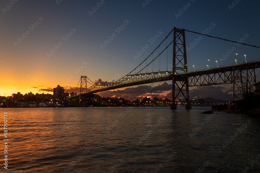 anoitecer  e a ponte Hercílio Luz da cidade de Florianópolis estado de Santa Catarina Brasil florianopolis