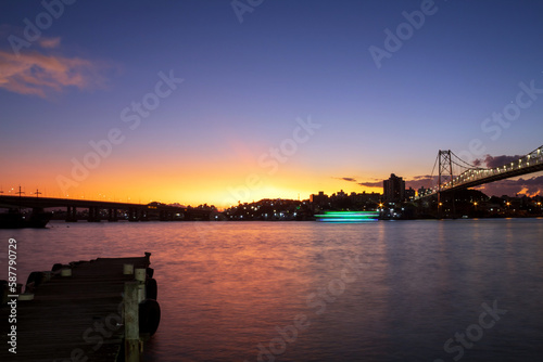 luz do catamarã e a ponte Hercílio Luz da cidade de Florianópolis estado de Santa Catarina Brasil florianopolis