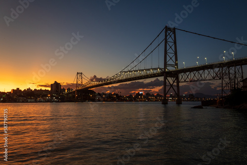 anoitecer  e a ponte Herc  lio Luz da cidade de Florian  polis estado de Santa Catarina Brasil florianopolis