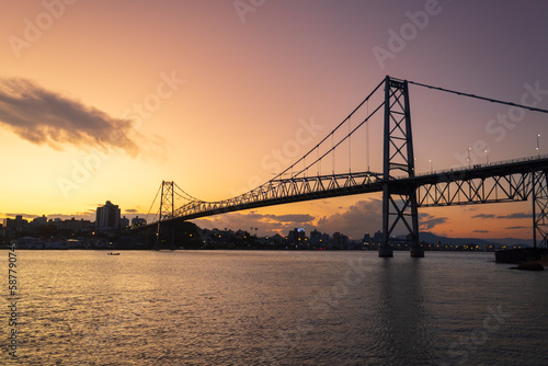 céu laranja e a silhueta da ponte Hercílio Luz da cidade de Florianópolis estado de Santa Catarina Brasil florianopolis © Fotos GE