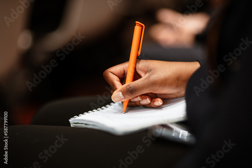 Photo Les mains d'une femme prenant des notes sur un carnet