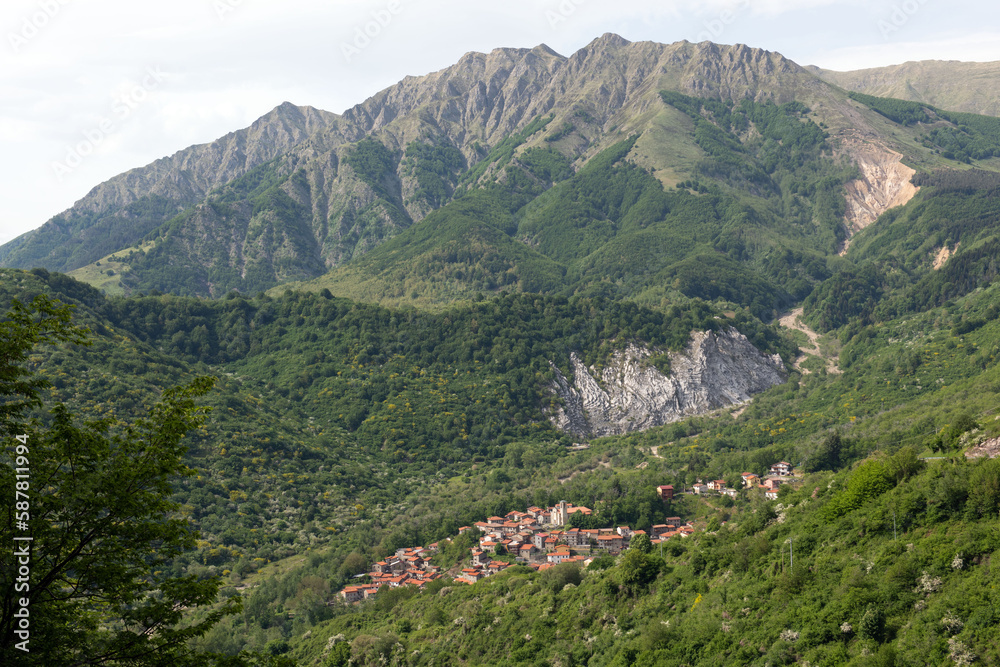 Eines der unzähligen Bergdörfer im Hinterland der ligurischen Küste, Italien Eines der unzähligen Bergdörfer im Hinterland der ligurischen Küste, Italien