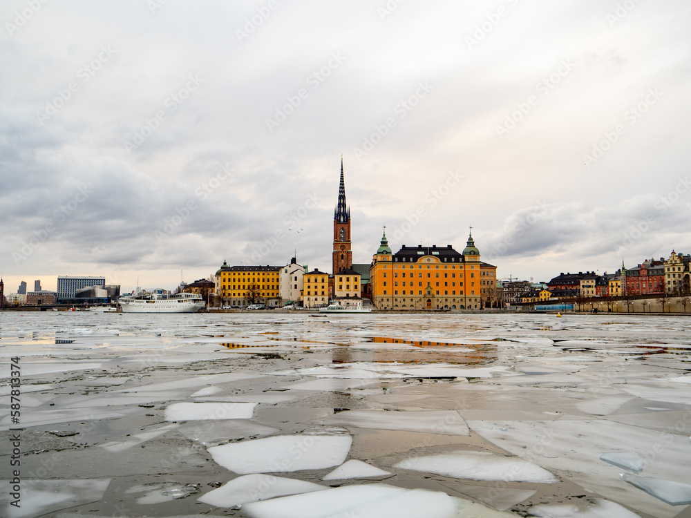 Obraz premium View of the city of Gamla Stan in Stockholm (Sweden) during winter with the frozen river