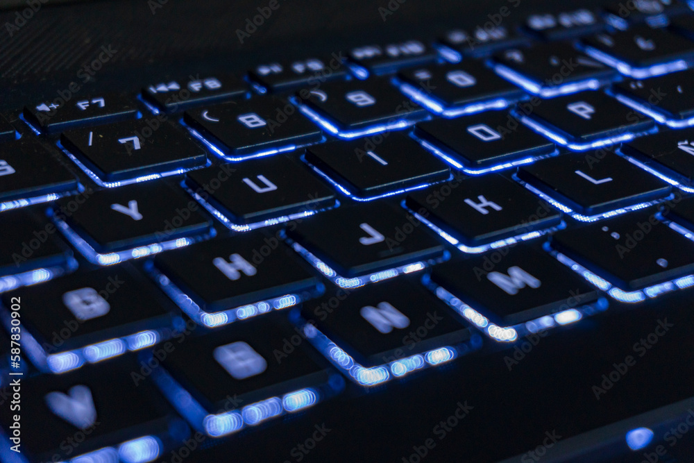 Teclado retroiluminado de fondo negro y luz blanca Teclado retroiluminado de fondo negro y luz blanca