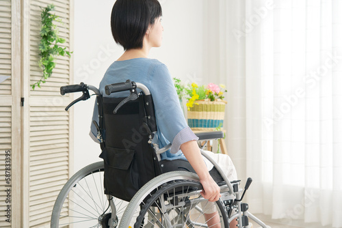 リビングで車椅子を使う女性