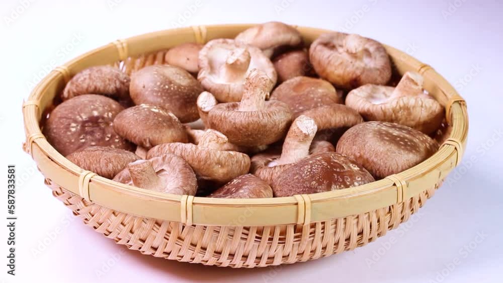 ザルに盛ったシイタケ　回転