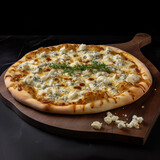 Pizza Quattro Formaggi - mit vier verschiedenen Käsesorten (z. B. Gorgonzola, Mozzarella, Parmesan und Ricotta) und manchmal auch mit Tomatensauce.