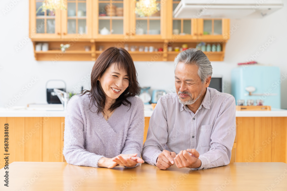 ミドル 夫婦　手を見る