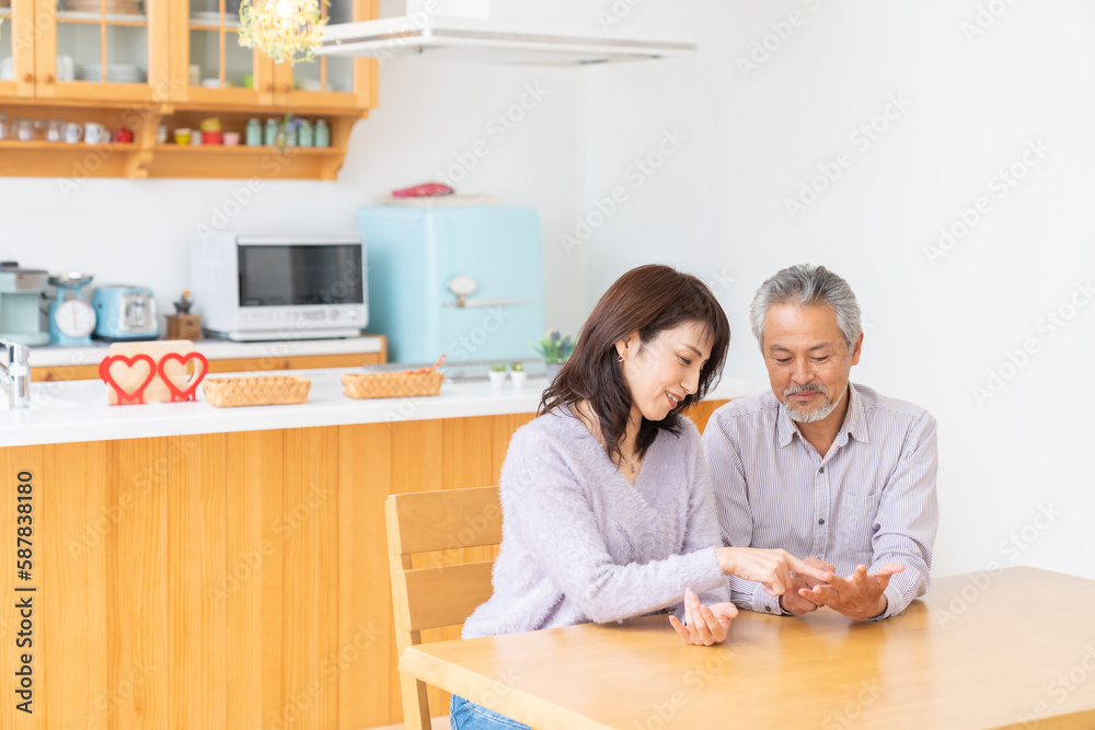 Fototapeta premium ミドル 夫婦 手を見る