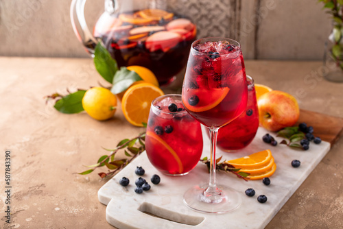 Bild auf Leinwand Refreshing summer berry sangria with apples, oranges and blueberry