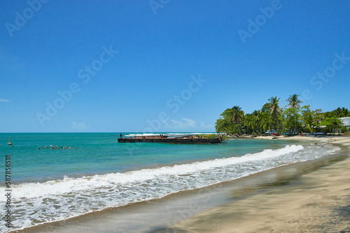 Nadadores de aguas abiertas disfrutando de un d√≠a de verano en playa Negra Puerto Viejo Costa Rica, Caribe Sur / Nadadores de aguas abiertas disfrutando de un d√≠a de verano en playa Negra Puerto Viejo